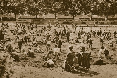 Het strand zonder zee: zandkastelen bouwen, Bishops Park door English Photographer